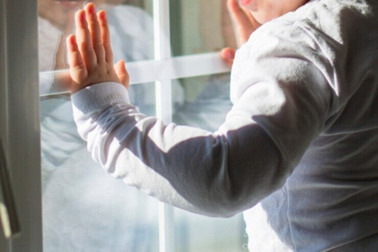 Azyaşlı 6-cı mərtəbədən yıxılıb sağ qaldı