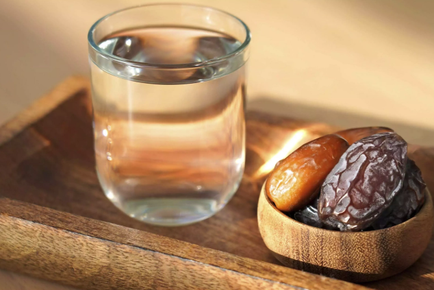 Orucu xurma, yoxsa su ilə açmaq daha faydalıdır?