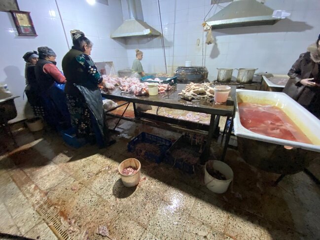 "Kənd toyuqları"nı bu vannalarda "istehsal edirmişlər" - Fotolar