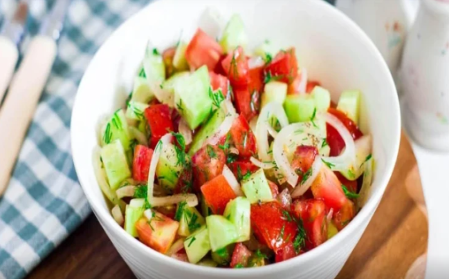 Xiyar və pomidor salatı haqqında populyar mif təkzib edildi