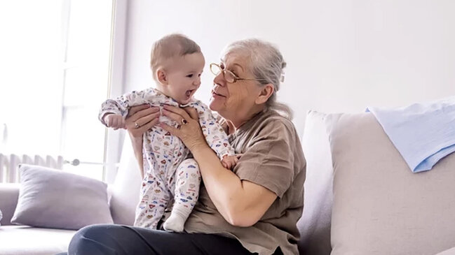 Davamlı olaraq nəvəyə baxmaq yaşlı insanlarda depressiyaya səbəb ola bilər