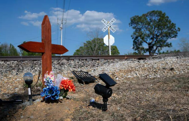 ABŞ-də qatar yük maşını ilə toqquşdu: Ölənlər var