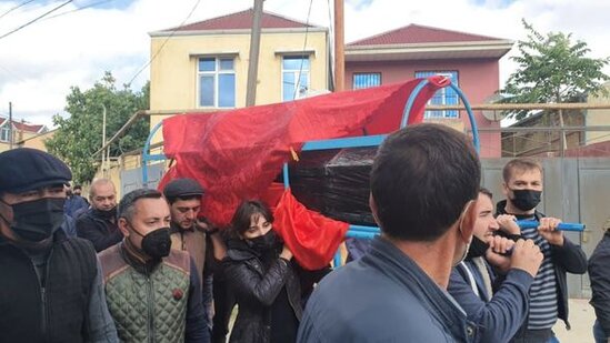 Koronavirusdan vəfat edən jurnalist dəfn olunub - FOTO