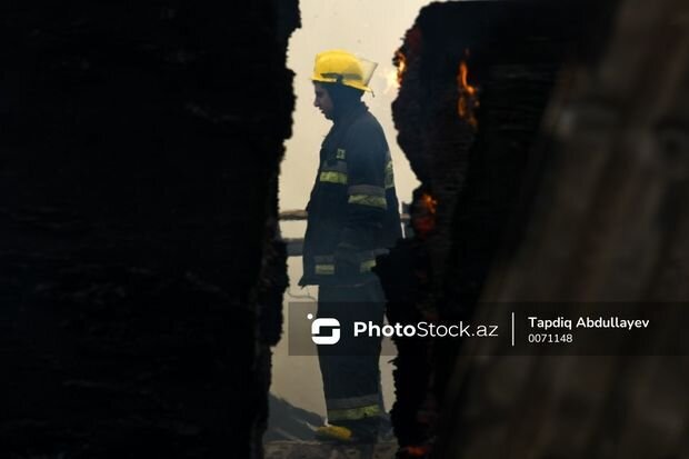 Bakıda ev yanıb