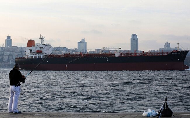 Türkiyə Bosfor və Çanaqqala boğazlarından keçid haqqını artırıb