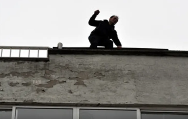 Ana kompüteri satmaq istədi, uşaq özünü binadan atdı