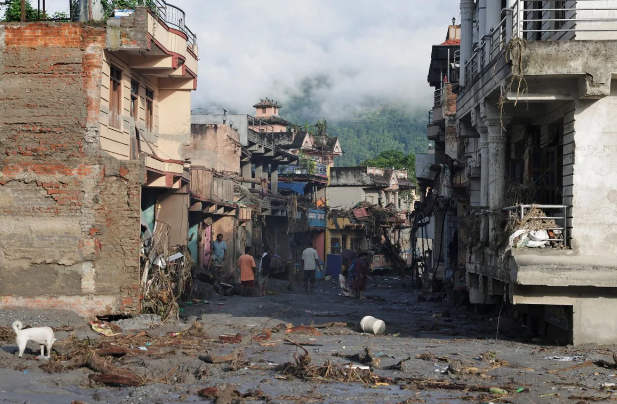 Nepalda möcüzə: Altı yaşlı qız üç gün sonra dağıntılar altından xilas edildi