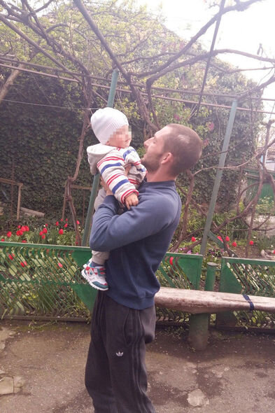 Rusiyalı kişinin oğlunu çayda batırmaq üçün çantada daşımasının görüntüləri yayıldı - FOTO/VİDEO