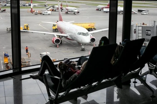 Venesueladakı vəziyyətə görə minlərlə turist Karib adalarını tərk edə bilmir