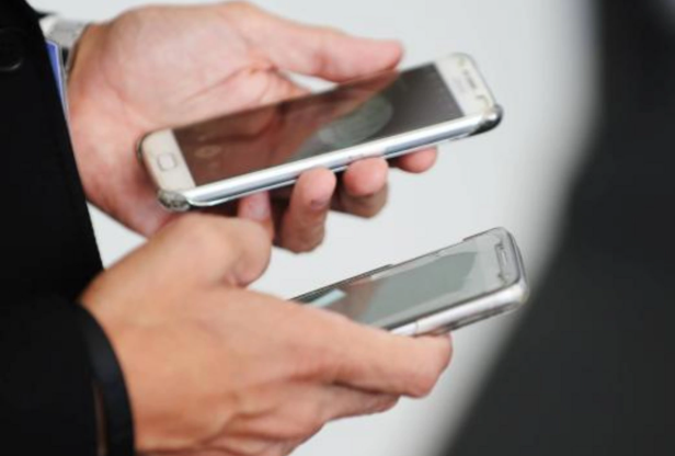 Alimlər köhnə telefonlardan qızıl çıxarmağın yolunu tapdı