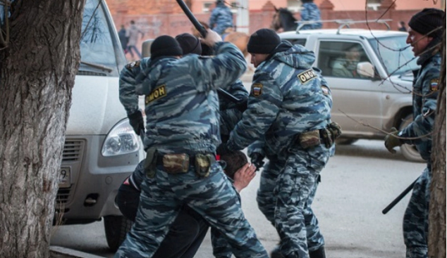 Rusiyada OMON-çuların hücum etdiyi ailənin üzvü: "İki əmim öldürülüb, dörd nəfər işgəncə altındadır"