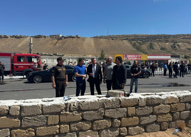 "Sədərək"dəki yanğınla əlaqədar əraziyə təcili yardım əməkdaşları cəlb edilib, nazir müavini HADİSƏ YERİNDƏDİR - FOTO