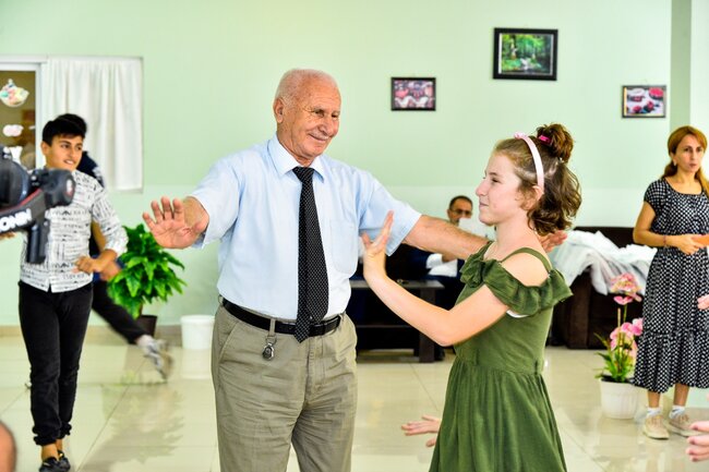 Ahıllar və kimsəsiz uşaqlar bir yerdə - VİDEO