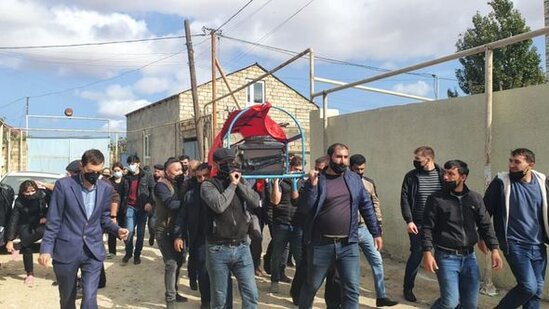 Koronavirusdan vəfat edən jurnalist dəfn olunub - FOTO