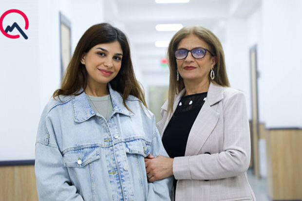 32 il gözlədi, qızı ilə eyni parta arxasında oturdu: 53 yaşlı tələbənin təhsil sevgisi - FOTO/VİDEO