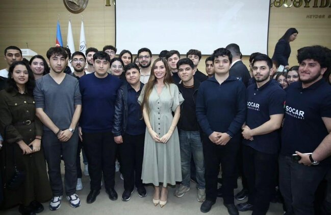 Arzu Əliyeva Bakı Ali Neft Məktəbində - Fotolar