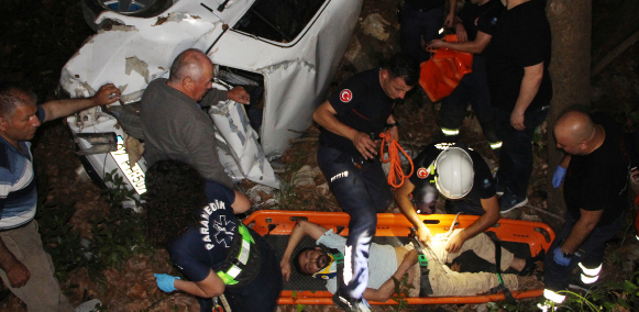 Polisdən qaçan sərxoş və sənədsiz sürücü uçuruma düşdü