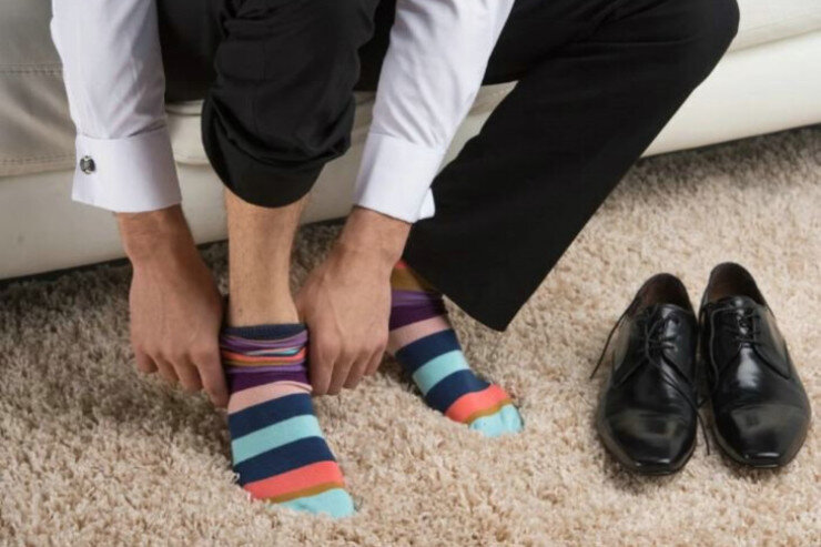 Keçmiş prezident başqasının corabını geyindi, köməkçisi isə...