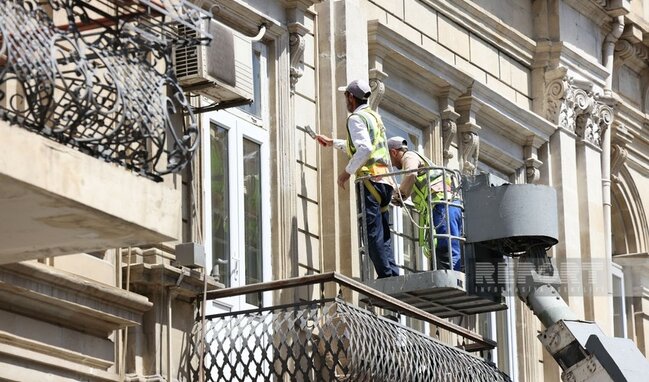 Bakıda binalar niyə rənglənir?