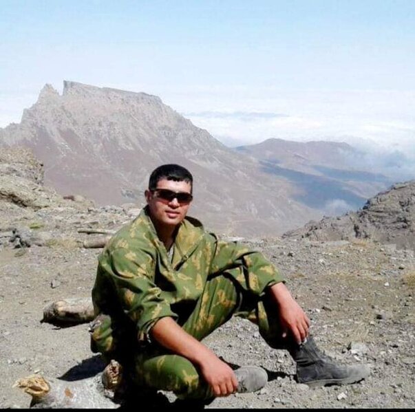 Şəhidin büstü üzərindəki gülləri oğurlayan qadın tapıldı - Video - Yenilənib