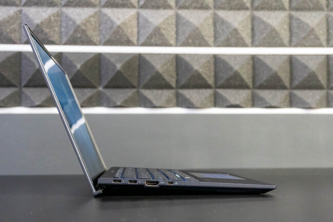 Dünyanın ən yüngül noutbuku - 880 qram...