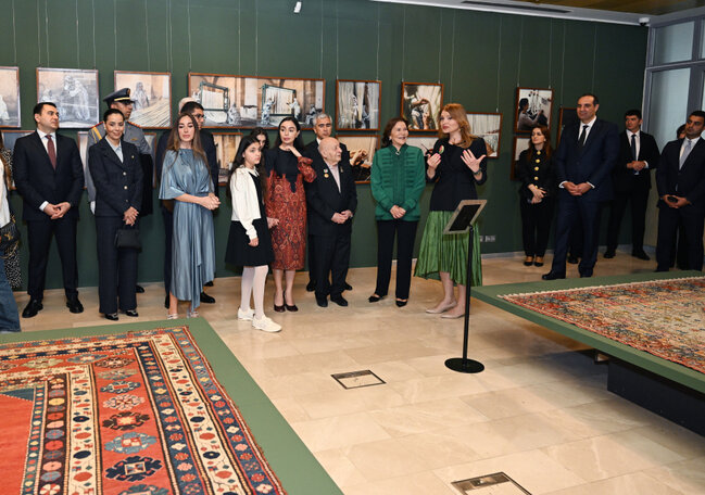 Prezidentin qızları Şahzadə ilə sərgidə - Fotolar