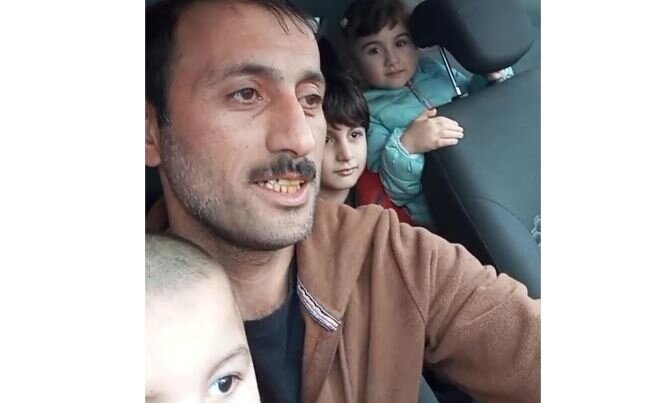 Qaynatasının həyətində üstünə benzin tökərək özünü yandırdı - Video