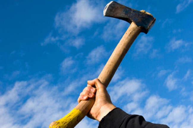 Yerinə işə götürülən şəxsi balta ilə öldürdü