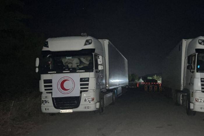 Qarabağdakı erməniəsilli şəxslərin ehtiyaclarını qarşılamaq üçün içərisində un olan iki yük maşını Ağdam-Xankəndi yolunda gözləyir