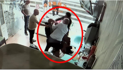 Dili qatlanan müştərisini xilas edib, işinə davam etdi - VİDEO