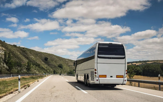 Yüzlərlə kilometr köhnə avtobuslarda: Rayonlara gediş-gəliş niyə sınağa çevrilir?