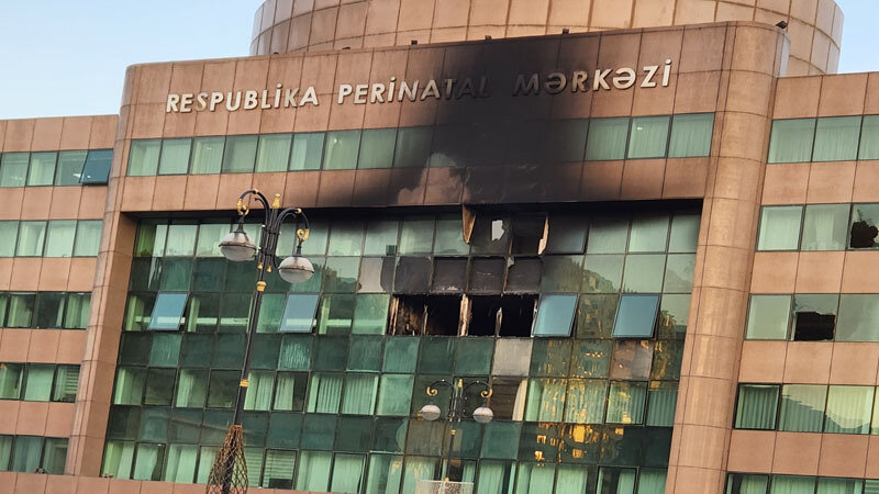 7 körpənin öldüyü yanğında təqsirləndirilən sabiq direktor məhkəmə dövründə ölkəni 2 dəfə tərk edib