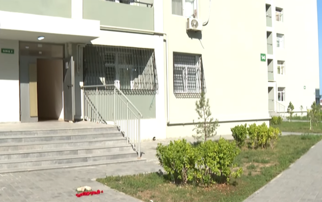 Nənəsi ona çatanadək eyvana çıxaraq yıxılıb... - Video