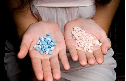 Azərbaycanda DƏHŞƏT: Ana üç uşağını ZƏHƏRLƏDİ - YENİLƏNİB