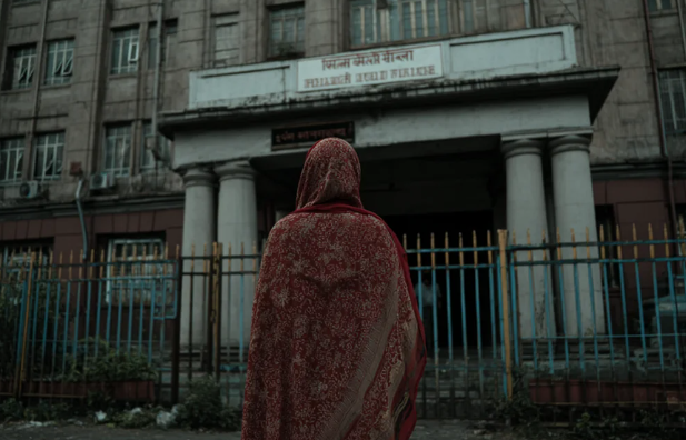 Hindistanda ölü elan edilən gənc qadın atası və qardaşının həbsindən sonra "dirildi"