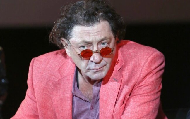 Kostyumlarının qiymətini açıqladı