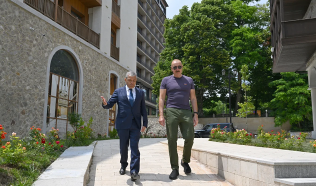 Prezident Şuşanın Qarabağ küçəsində həyata keçirilmiş işlərlə tanış olub - FOTO