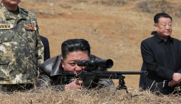 Kim Çen In yeni snayper tüfəngini sınaqdan keçirib