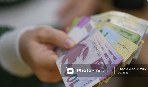 Azərbaycanda ortaaylıq əməkhaqqı min manatı keçdi: Onun artımına hansı amillər təsir edir?