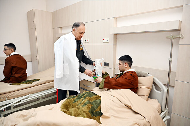 Zakir Həsənov Kərim Vəliyevlə müalicə olunan hərbçilərə baş çəkdi - Video