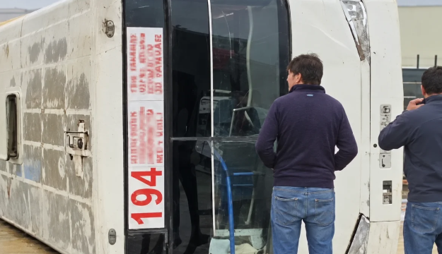 Məşhur ticarət mərkəzinin girişində sərnişin avtobusu aşdı - Video