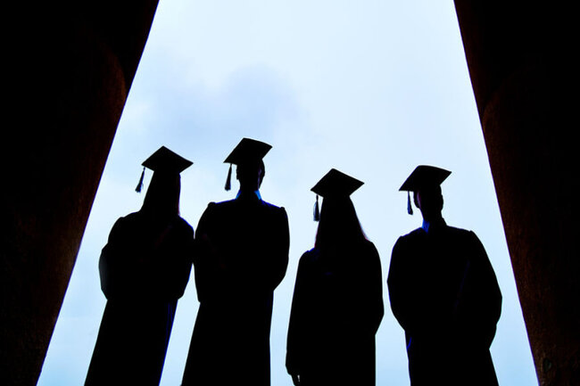 Qrup yoldaşlarının məzun gecəsi üçün yığdıqları pulu götürüb yoxa çıxdı