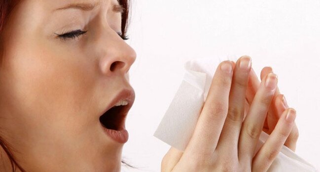 Alimlər xəbərdarlıq edir: Asqırmanı saxlamaq damarları partlada bilər