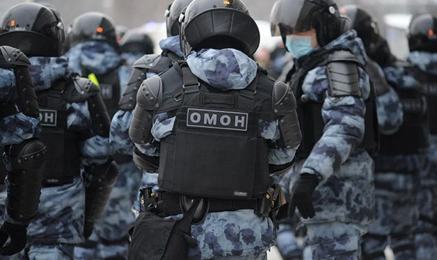 Rusiyada OMON-çuların döydüyü şəxs: "Anamın başını divara vurub, atamın dırnaqlarını çıxarıblar"