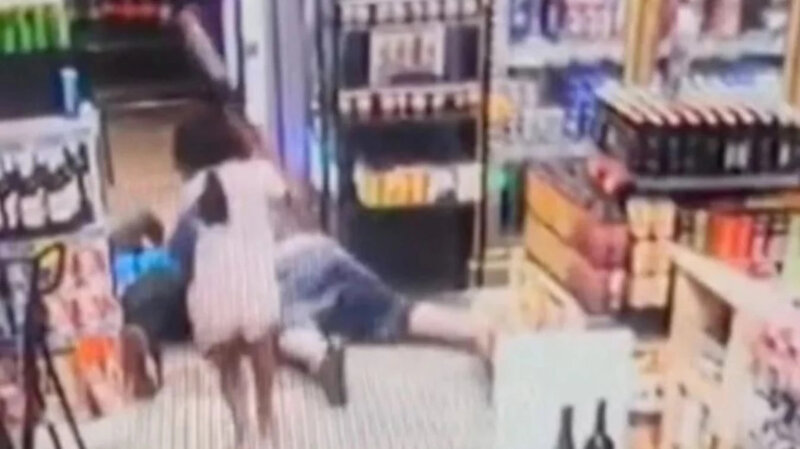 8 yaşlı qız atasını XİLAS ETDİ : Silahlı oğrunu çubuqla DÖYDÜ - FOTO+VİDEO