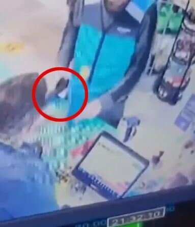 8 yaşlı qız atasını XİLAS ETDİ : Silahlı oğrunu çubuqla DÖYDÜ - FOTO+VİDEO