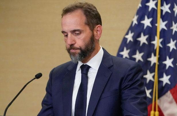 Təqibçi təqib altında: Trampa qarşı işləri aparan keçmiş xüsusi prokuror istintaqa cəlb edilib