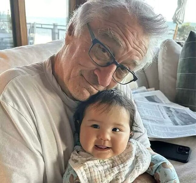 80 yaşlı aktyor ata olandan sonra ilk dəfə qızını göstərdi