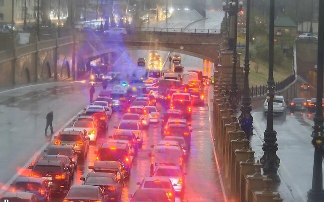 Bakının bəzi yollarında nəqliyyatın hərəkətinə məhdudiyyətlər qoyuldu