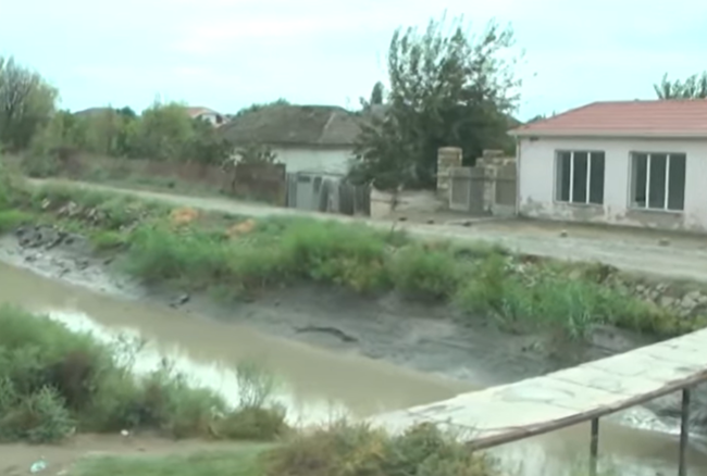 Azərbaycanda yeni doğulmuş körpə yol kənarına atıldı - TƏFƏRRÜAT - VİDEO